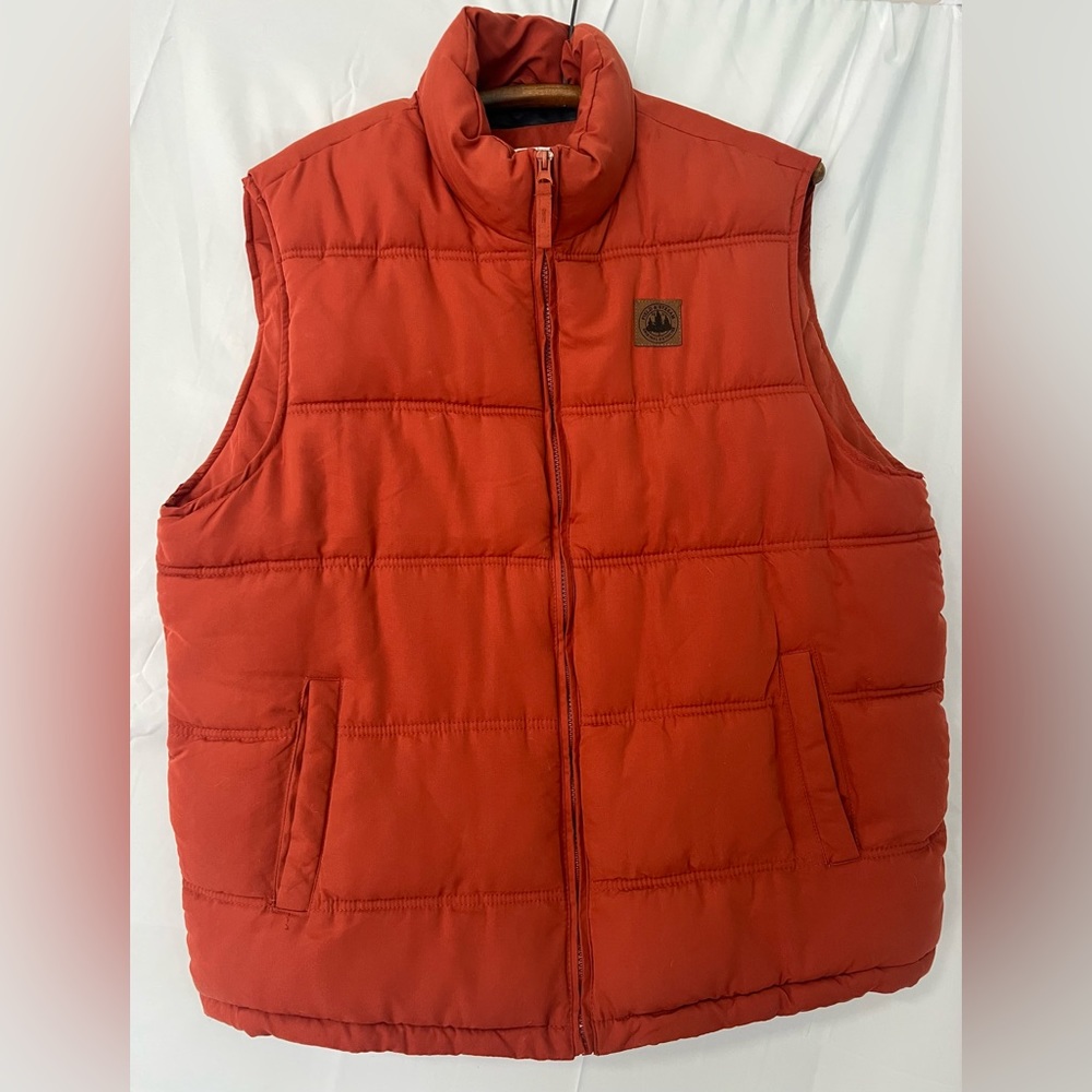 Field and Stream Puffy Vest Rust/Orange Color size Large, Zip Up, Has 3 Pockets
